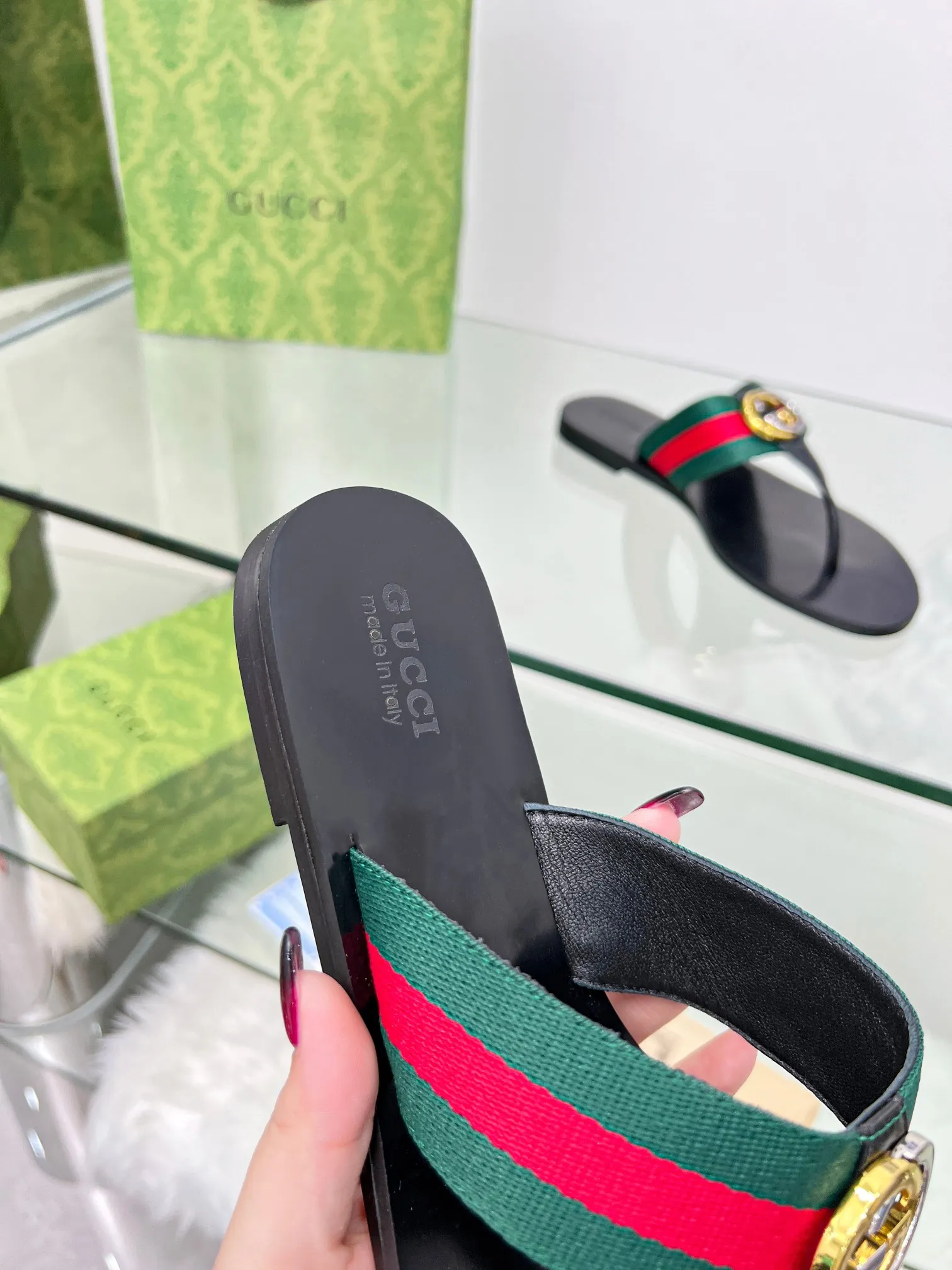 👟👟Ex-factory price 280👟👟 Gucci·Gucci💗 Classic flip-flops.  This is an amazing shoe, a luxury brand loved by celebrities and Internet celebrities😼The original hardware of the counter is gold and silver with double G buckles. 1:1 reproduction purely handmade.  German technology 3D printing logo.  Number of yards 35-45
